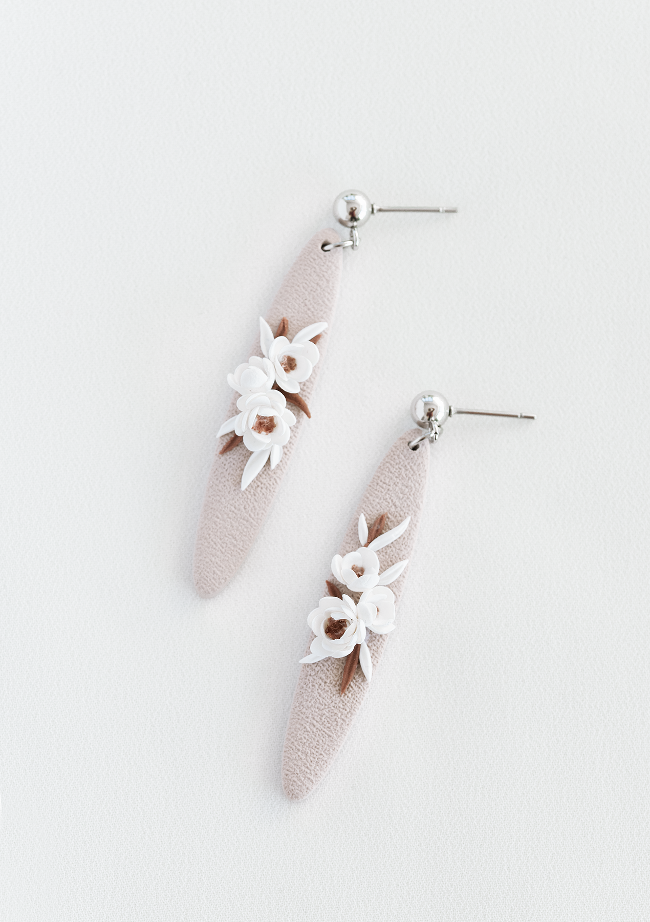 Pair of earrings with floral design, flower earrings, perfect for weddings and everyday wear.
