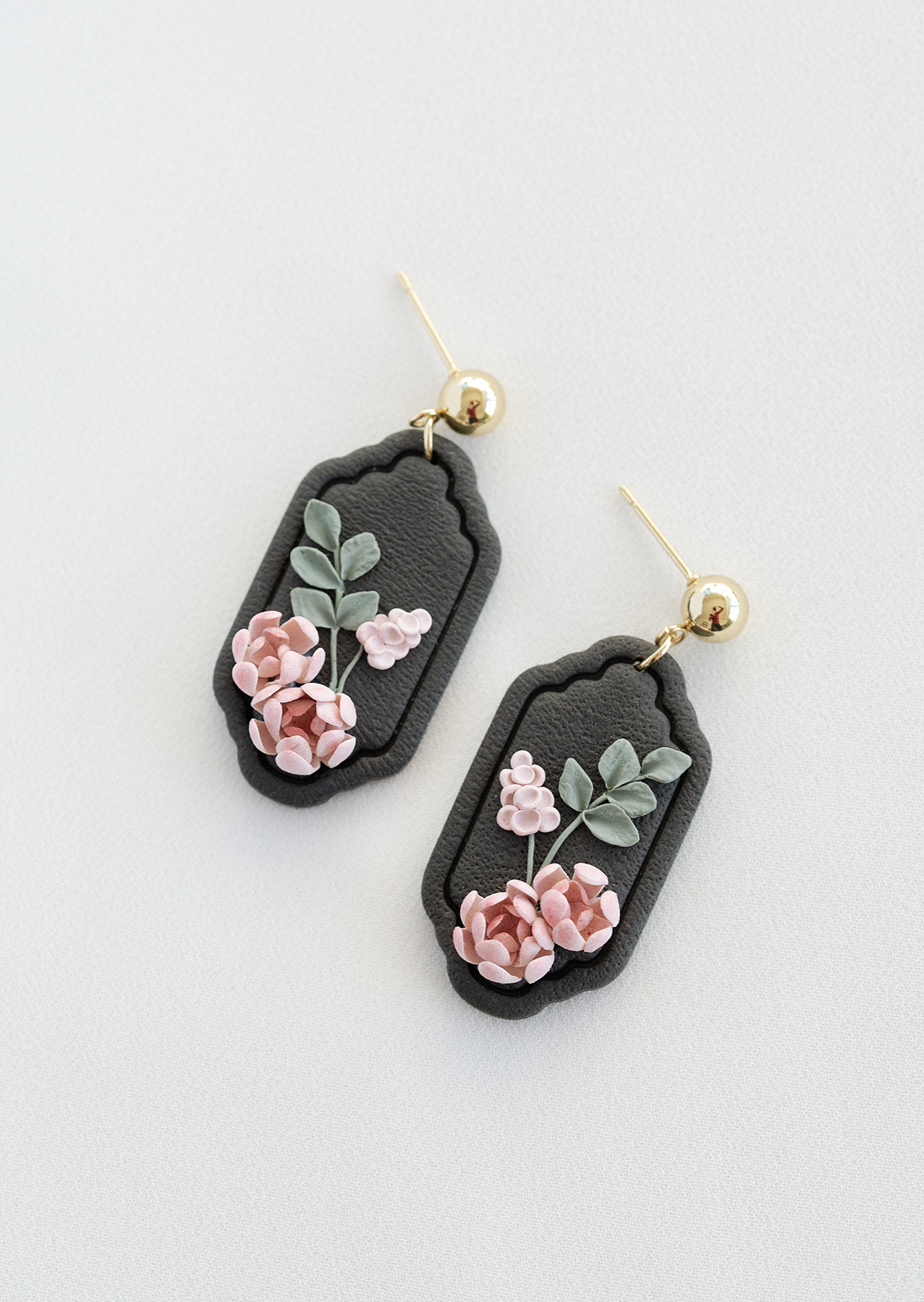 Pair of earrings with floral design on a dark background, flower earrings, perfect for weddings and everyday wear.