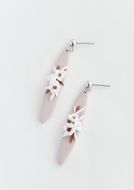 Pair of earrings with floral design, flower earrings, perfect for weddings and everyday wear.
